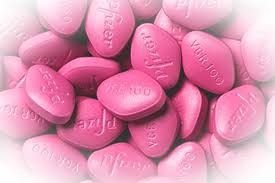 Viagra voor vrouwen pillen roze van kleur los in vrouwenhanden